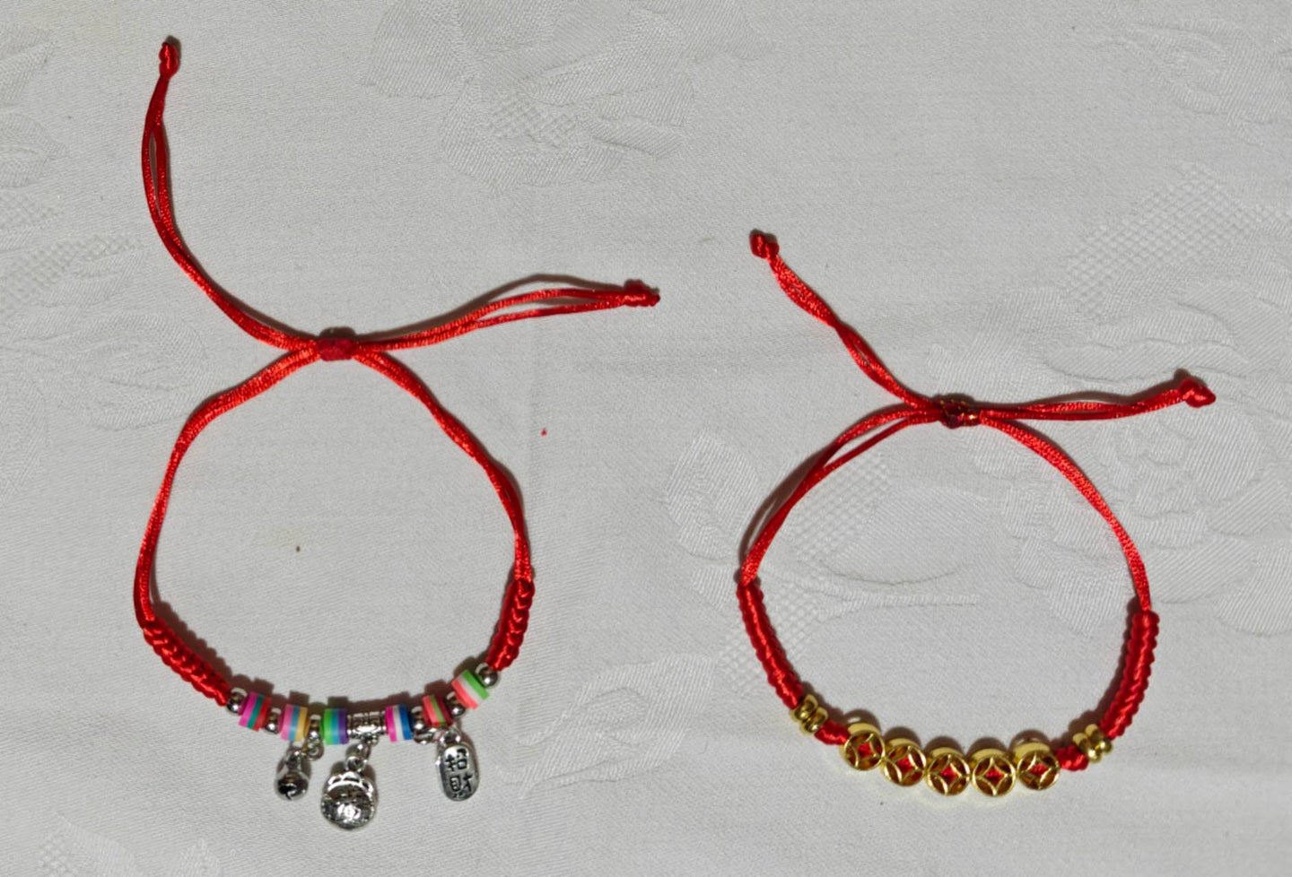 Bracelet fil rouge avec pendentif argenté et doré