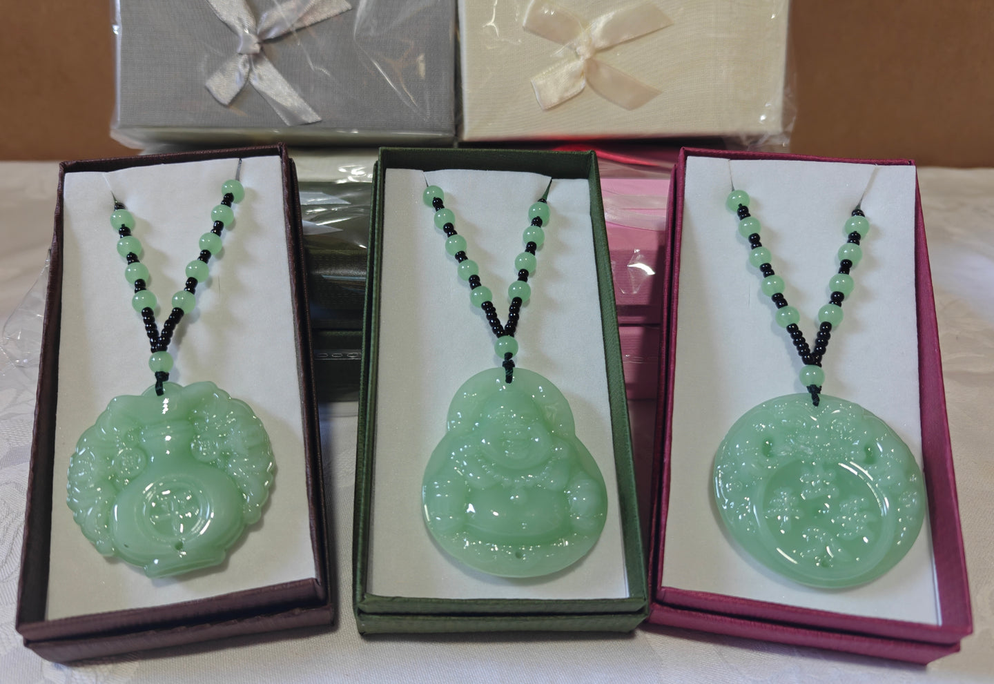 Collier en résine imitation jade 花瓶 , 佛像 , 出入平安 (5,00 x 5,00 cm)