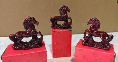 Statue de petit cheval en résine 6,50 x7,50cm