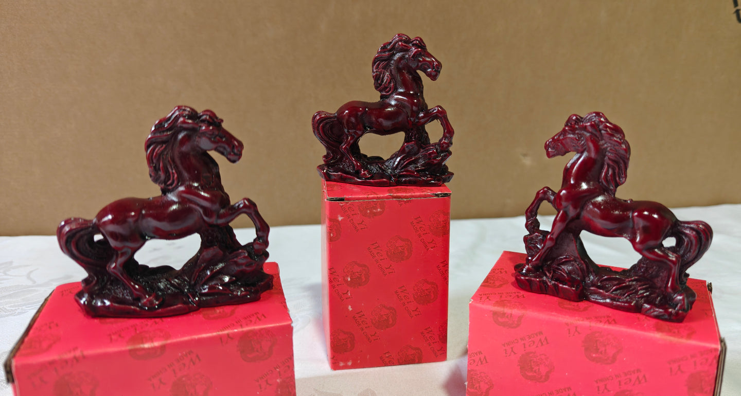 Statue de petit cheval en résine 6,50 x7,50cm