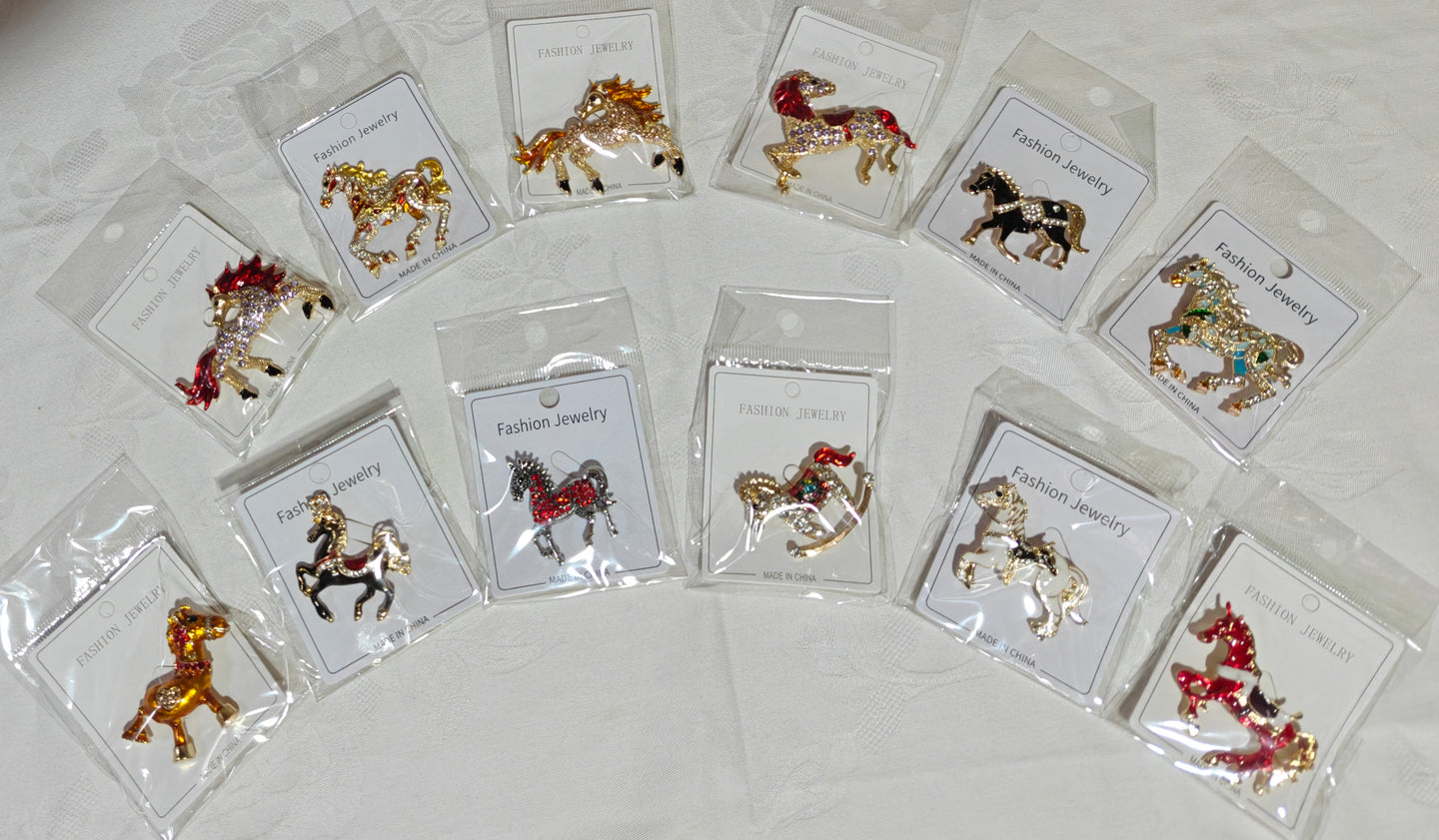 Broche métallique cheval 3,00 - 5,00cm (款式如照片混装胸针)