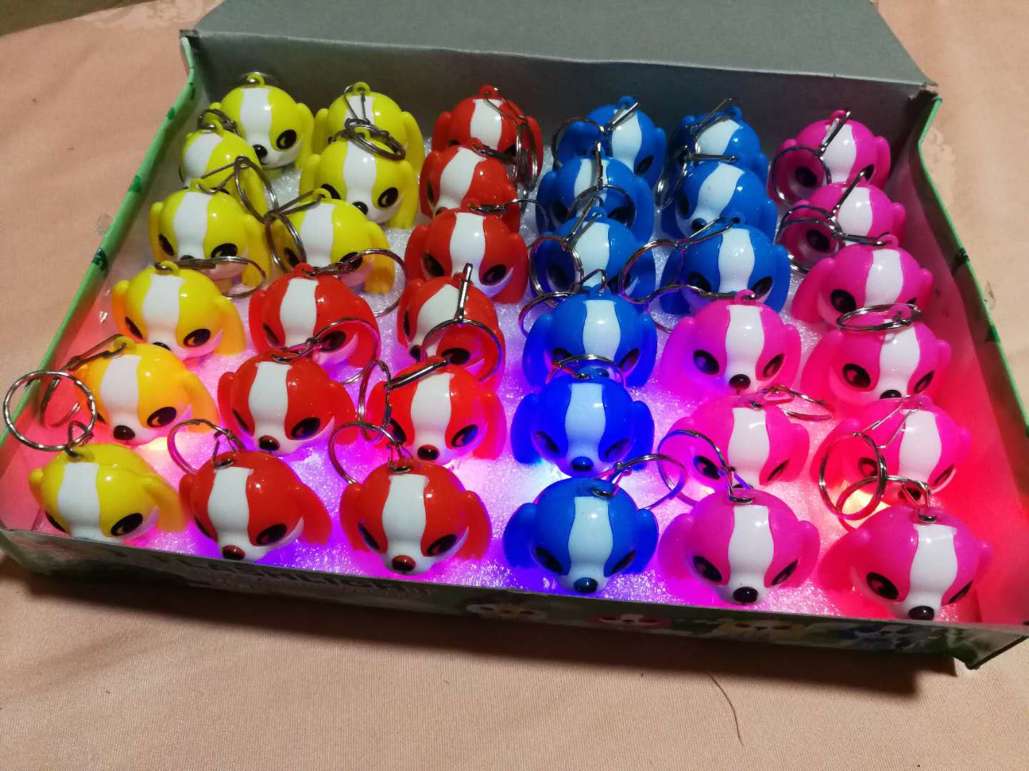 Porte-clés en plastique en forme de chien
