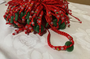 Bracelet ficelle rouge avec pierre de jade foncé