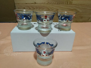 Verre à saké asiatique traditionnel bleu transparent (Photo femme)