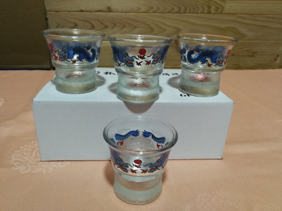 Verre à saké asiatique traditionnel bleu transparent (Photo femme)
