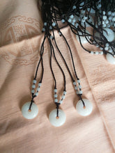 Collier avec pendentif en résine blanc (2,50 x 0,50 cm)