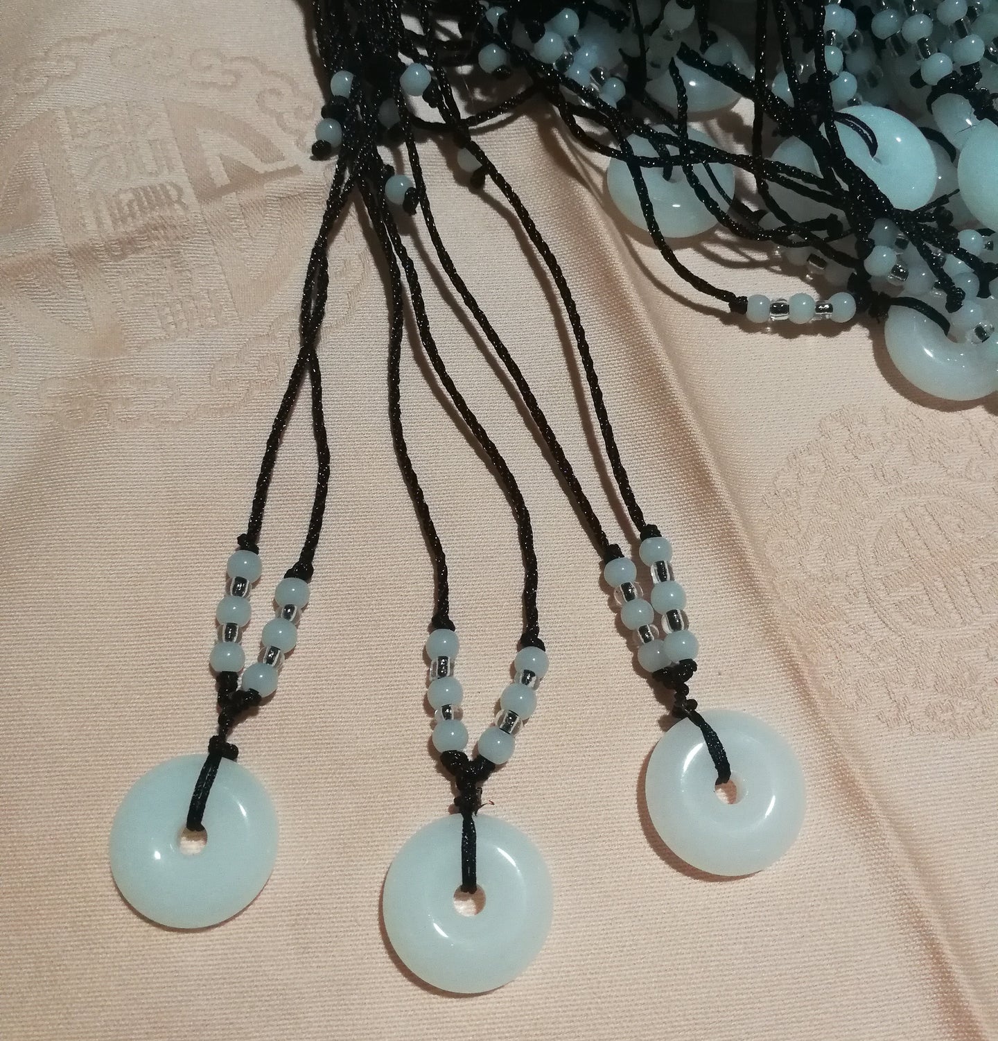 Collier avec pendentif en résine blanc (2,50 x 0,50 cm)