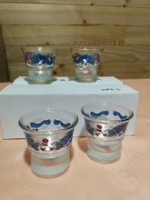 Verre à saké asiatique traditionnel bleu transparent (Photo femme)
