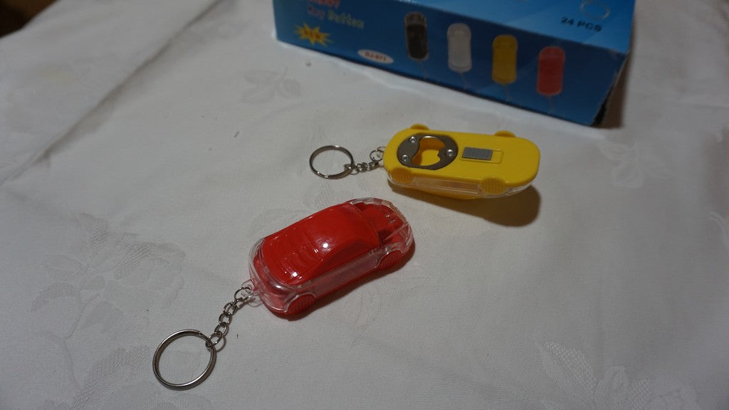 Porte-clés en forme de voiture (3 x 7,5 cm)