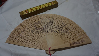 Éventail en bois parfumé 23 cm