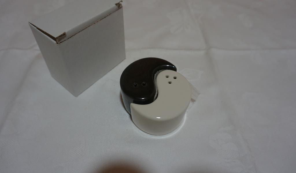 Salière Ying Yang en porcelaine 7,50 cm