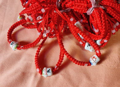 Bracelet fil rouge avec chat en porcelaine