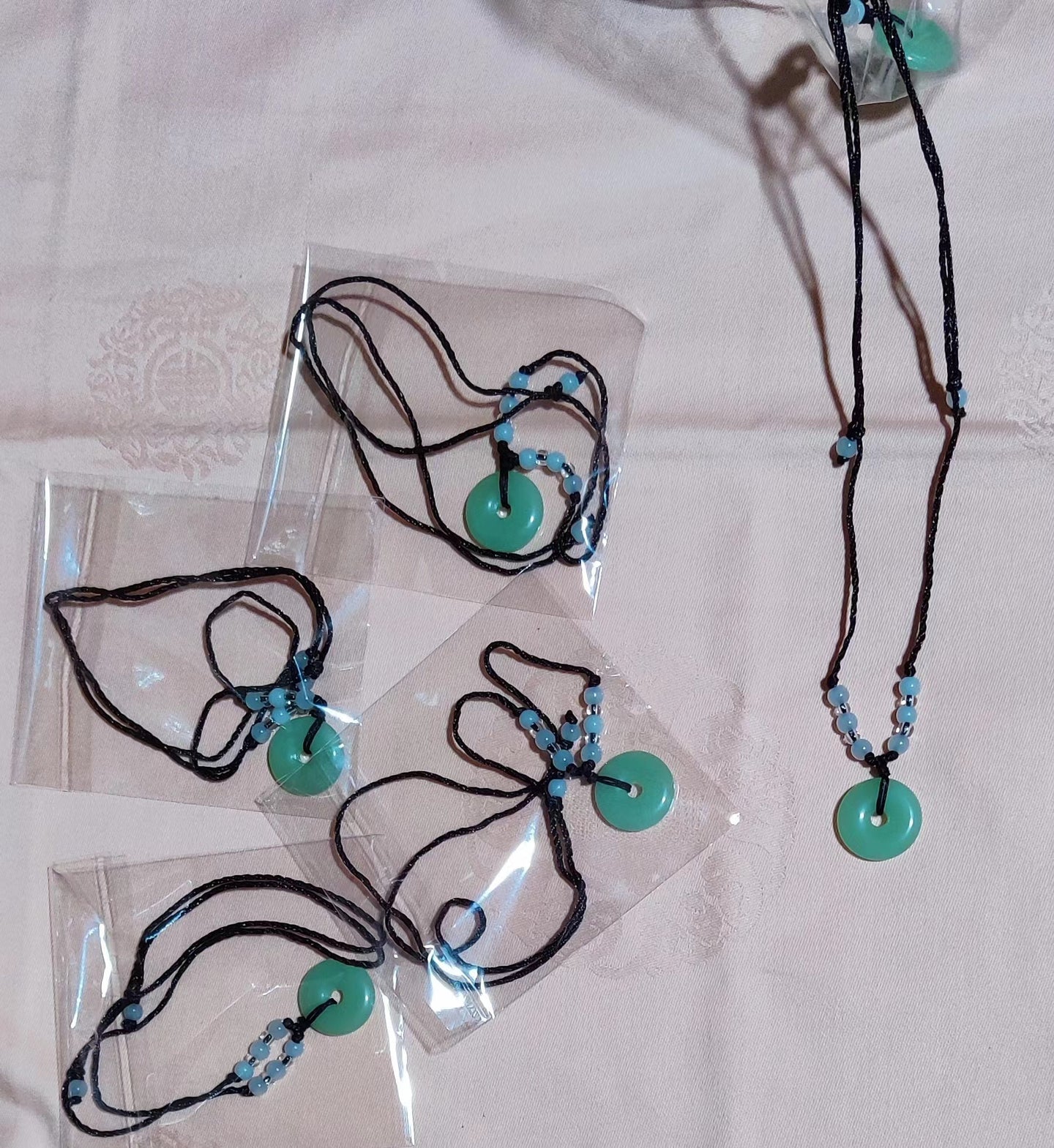 Collier avec pendentif en résine (2,30 x 0,50 cm)