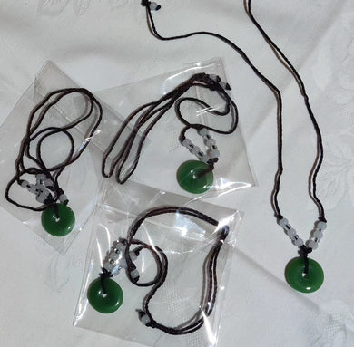 Collier avec pendentif en résine vert foncé (2,50 x 0,50 cm)